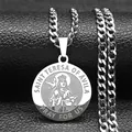 Nahaufnahme der gravierten Saint Teresa Silbermedaille an einer Panzerkette aus Edelstahl - Silber