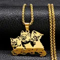 Gouden roestvrijstalen ketting met drie schattige katten hanger op zwart lederen achtergrond - Goud