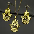Vue détaillée du parure Hamsa dorée avec motifs découpés de l'Étoile de David - Ensemble collier et boucles d'oreilles / Or