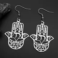 Vue détaillée des boucles d'oreilles Main de Fatma avec l'Étoile de David et Chai - Boucles d'oreilles à crochet / Argent