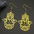 Détail macro de boucles d'oreilles Main de Fatma dorées avec motifs découpés et symbole Chai - Boucles d'oreilles à crochet / Or