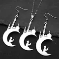 Vue macro d'un ensemble collier et boucles d'oreilles croissant de lune et mosquée polie - Collier et boucles d'oreilles / Argent