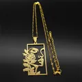 Détail du pendentif doré avec silhouette de visage de femme et rose sur fond noir - Collier / Collier Or