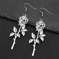 Détail macro de boucles d'oreilles rose évidées argentées au design crochet élégant - Boucles d'oreilles argentées