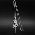 Dettaglio macro del ciondolo a rosa d'argento con stelo spinoso su catena in acciaio - Collana d'Argento