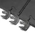 Detailansicht des mattschwarzen Edelstahl-Schmucksets mit Pferdekopfsilhouette - Set mit schwarzen Zirkonia