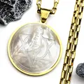 Dettaglio della stella di David dorata e mappa su collana con ciondolo in madreperla - Oro
