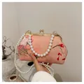 Dettaglio borsa da sera in raso rosa con stampa floreale e doppia tracolla di perle - Stile Floreale Uccello Inchiostro (Modello 2)