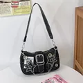 Y2K-Stil schwarze gewaschene Denim-Achseltasche mit Sternen-Patches und Metallkette - Schwarz