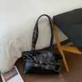 Borsa tote nera in pelle lucida stropicciata con fibbie metalliche decorative - Nero