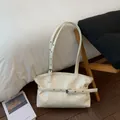 Borsa tote in pelle cerata bianca lucida con fibbia in metallo e tracolle regolabili - Bianco