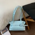 Borsa tote in pelle cerata azzurra con trama plissettata e fibbia decorativa argento - Blu