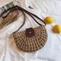 Borsa a tracolla a mezzaluna in paglia con cinturino in pelle marrone e rete traforata - Cachi