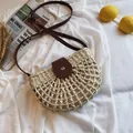 Borsa a tracolla in paglia bianco sporco con patta in pelle marrone e fibbia rotonda estiva - Beige