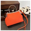Pochette da sera intrecciata arancione con chiusura a perla e telaio diamantato - Arancione