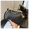 Pochette da sera intrecciata nera con chiusura a perle, strass e tracolla a catena - Nero