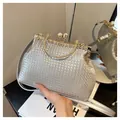Pochette da sera intrecciata argento con chiusura a perla e cornice di strass - Argento