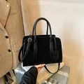 Klassische schwarze Wildleder-Einkaufstasche mit Ledergriffen und verstellbarem Gurt - Schwarz