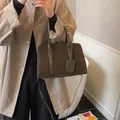 Bruine en groene suède crossbodytas gestyled met een beige trenchcoat voor dames - Groen