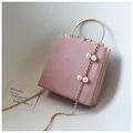 Detail of pink crossbody bag with gold metal handle and pearl-decorated chain - Simple Version / Pink