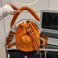 Borsa a secchiello in peluche arancione vivace con lettere a rilievo e manico largo - Marrone