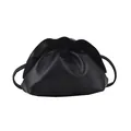 Sac nuage noir minimaliste avec plis froncés et fine bandoulière en cuir souple - Noir