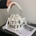 Borsa a secchiello in tela beige alla moda con scritte nere e chiusura con coulisse - Bianco