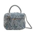 Bolso tipo caja de mezclilla azul claro con bordes deshilachados y cadena plateada - Azul claro