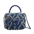 Bolso bandolera de mezclilla azul oscuro con flecos blancos y diseño geométrico - Azul oscuro