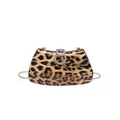 Dettaglio della pochette leopardata con catena dorata e chiusura a doppio anello di strass - Leopardo Base Gialla / Giallo