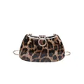 Vista macro della borsa da sera leopardata con chiusura a doppio anello in strass e catena - Leopardo Base Caffè / Marrone