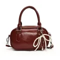 Bolso de mano en cuero PU rojo oscuro con lazo de perlas y herrajes plateados - Rojo