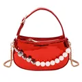 Borsa a mano rossa lucida con catena di perle a cuore e tracolla dorata - Rosso
