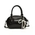 Minibolso de mano negro brillante minimalista con colgante de perlas y correa de hombro - Negro