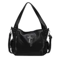 Sac fourre-tout en cuir grainé noir avec croix argentée et détails de chaînes - Noir