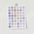 Détail macro de 48 autocollants ronds couleur Morandi avec des expressions emoji dessinées - Autocollant Visage Souriant Sombre