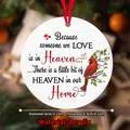 Gedenk-Weihnachtsbaumschmuck aus Acryl mit Kardinalvogel und rotem Band, 8 cm Durchmesser - Kardinal Gedenkstil (QT702-1)