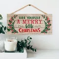 Detail eines rustikalen Weihnachtsholzschilds mit Merry Little Christmas Text und Beeren - Weihnachtsthema-Stil (QT687)