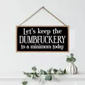 Rustikales Holz-Wandschild mit humorvollem Spruch und Juteseil an einer weißen Wand - Humorvoller Slogan-Stil (QT689)