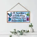 Rustikales Holzschild mit Schmetterlingsmotiv und Spruch an weißer Wand hängend - Schmetterlings-Schwester-Stil (QT710-1)