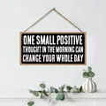 Details eines Holzschildes mit Spruch und Eukalyptus in minimalistischer Umgebung - Morgendlicher Inspirationsstil (QT710-3)
