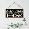 Rustikales Hundeschild aus Holz an einer weißen Wand mit Eukalyptus in einer Vase - Haustier-Themenstil (QT710-4)