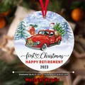 Ronde acryl kerstboomhanger 2023 Happy Retirement met rode vrachtwagen illustratie - Vrachtwagen Sneeuwpop (697-1)