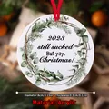 Witte ronde acryl kersthanger met bloemenkrans en een rood zijden lint - Bloemen Citaat (QT690-2)