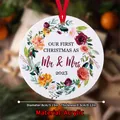 Onze eerste Kerst als Mr & Mrs 2023 ronde acryl hanger met een bloemenkrans - Mr & Mrs Herdenking (QT690-3)