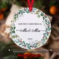 Ronde acryl kerstboomversiering voor pasgetrouwden met First Christmas 2023 ontwerp - Klimop Herdenking (QT690-4)