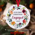 Acryl kersthanger met bloemmotief Our First Christmas Engaged 2023 en rood lint - Verloofd Bloemen (QT690-6)