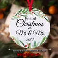 Mr & Mrs 2023 kerstornament van acryl met rood lint en bessenversiering - Getrouwd Bes (QT690-7)
