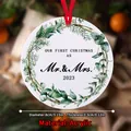 Acryl kerstornament 2023 met bloemenkrans en Mr. & Mrs. herdenkingstekst voor boom - Getrouwd Krans (QT690-8)