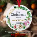 Florale acryl kerstversiering First Christmas in our New Home 2023 met rood lint - Nieuw Huis Bloemen (QT690-10)